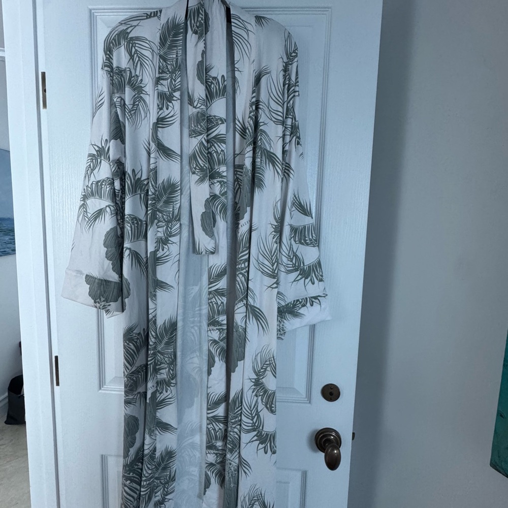 Mason Gray - Green and and White Palm Leaf Pattern Kimono Robe